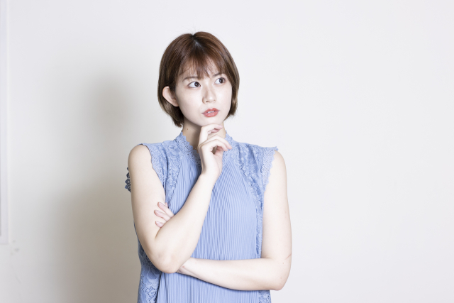 悩む女性