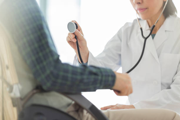 診察を受ける男性