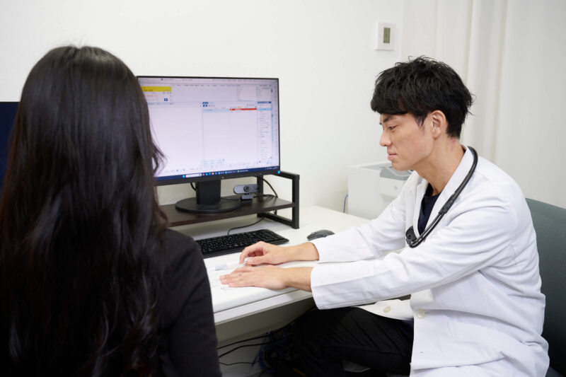 胃カメラと大腸カメラの同日検査の流れについて説明する牛腸内科クリニックの医師