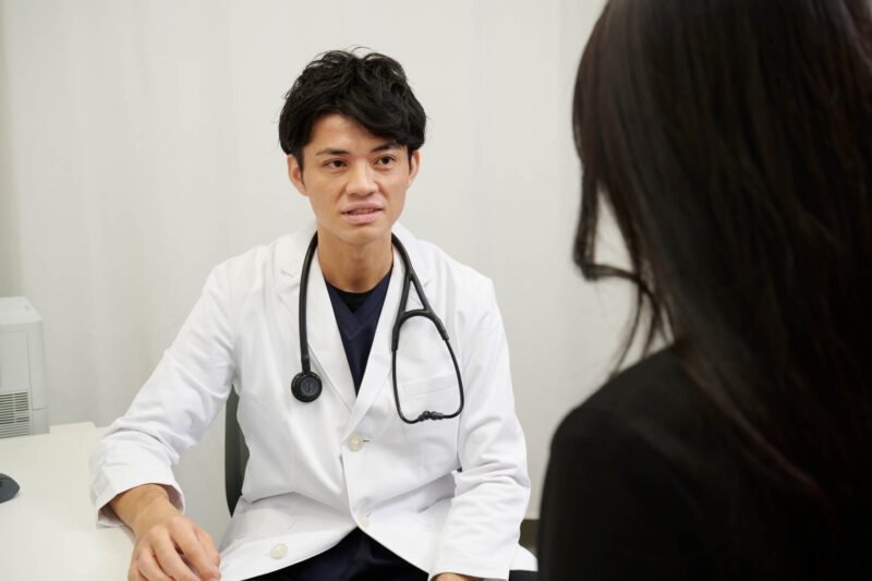 大腸カメラ検査について説明する牛腸内科クリニックの医師